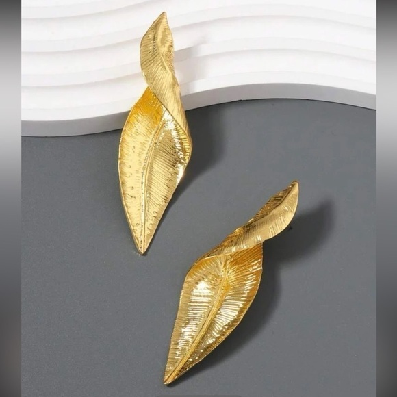 textured twisted large leaf statement earrings gold - Picture 6 of 6